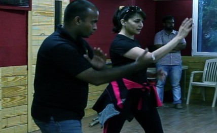 Madhuri Dixit trains with Kanishka for gulaab Gang (2)20140129174620_l